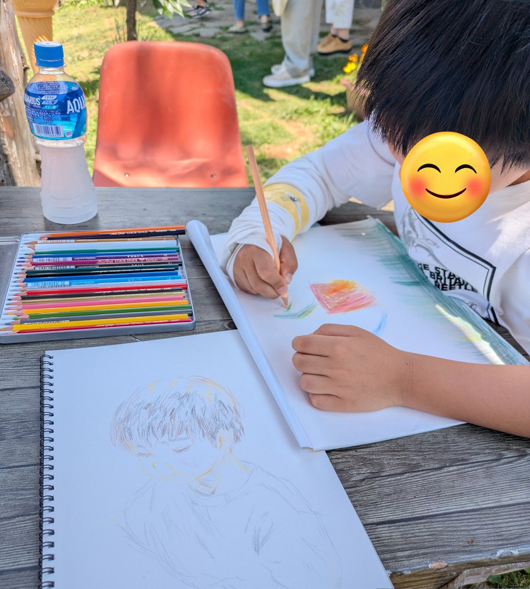 karin_illust11's tweet image. 旅行中次男とスケッチ!次男の右腕包帯ぐるぐるなのは、骨挫傷のため。(だいぶ治った)
牧場での空き時間でスケッチとか素敵な休日すぎる