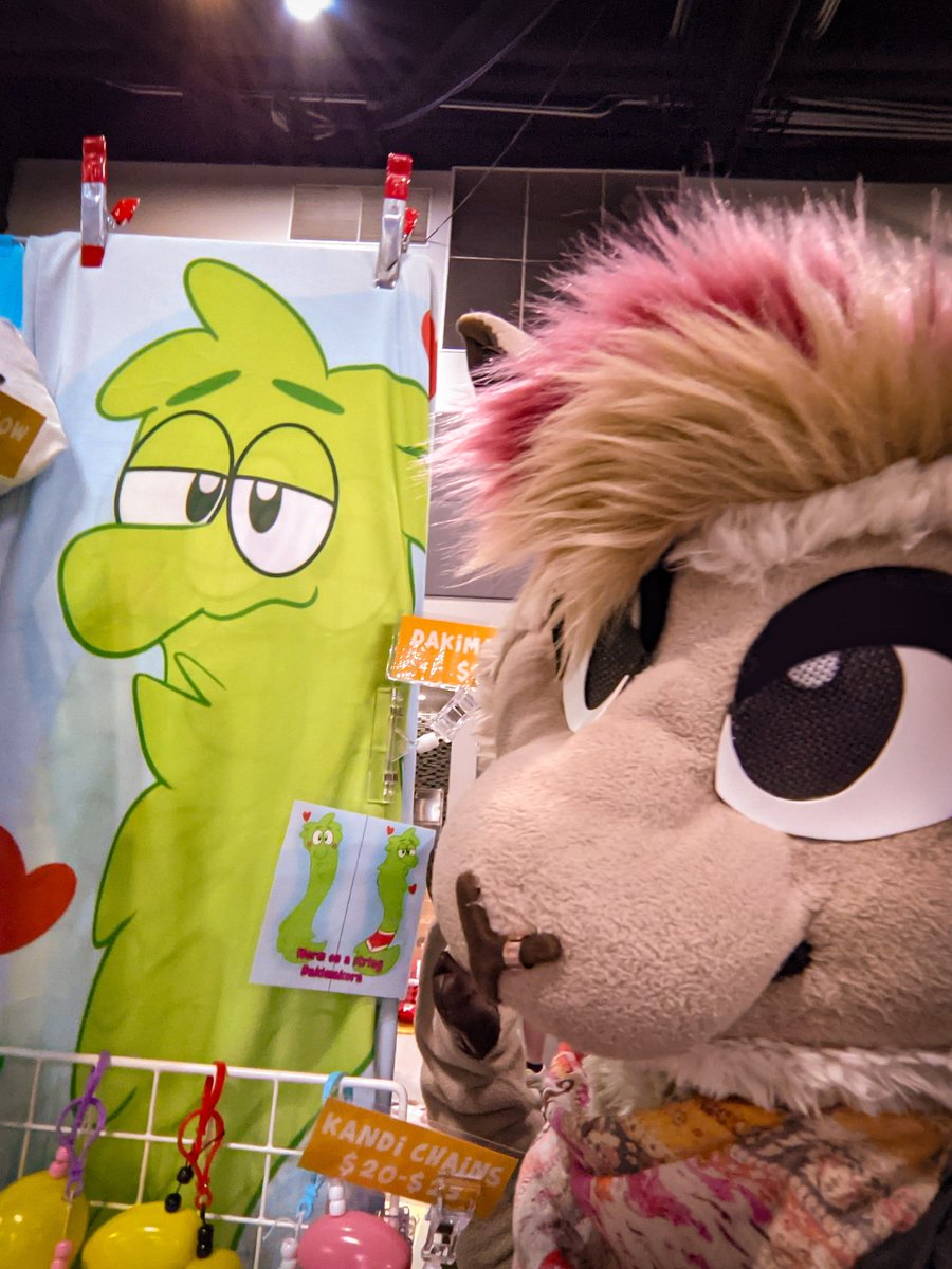 Struggling to find love and partnership?! This shop has the worm of your dreams ✨️ Ready to crawl up in your arms and give you all the support you need. 🪱 🐛 As dreamy as they are, make sure you're checking the rest of Sparktoons' shop too!!!