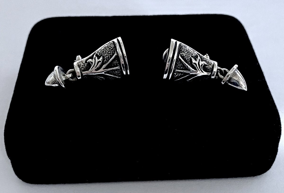 martysatticauc1's tweet image. Unique and Lovely Vintage Omega Backed Earrings by Designer Cynthia Gale, Sterling Silver 10 Gms Dangle Earrings by NYC Artisan Cynthia Gale
etsy.com/listing/169586…