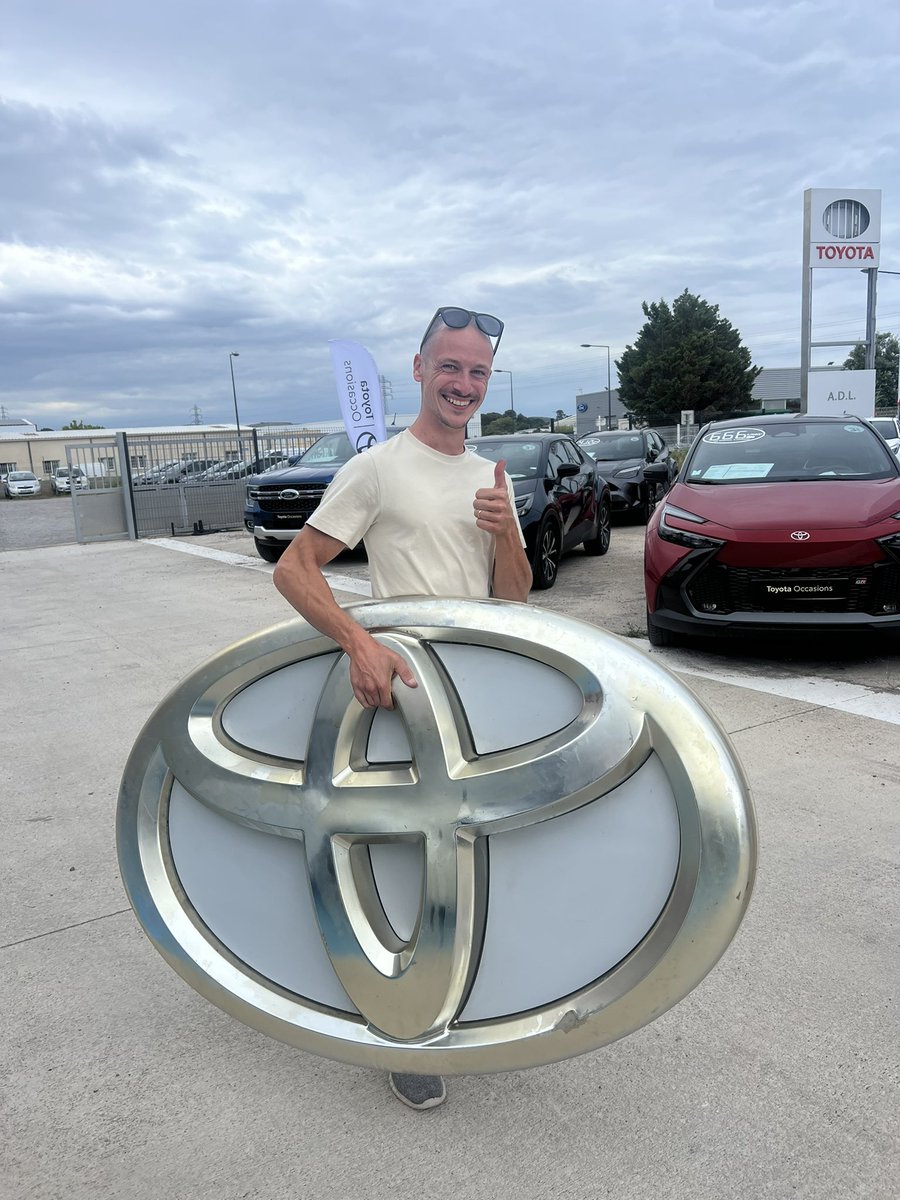 Went to my local Toyota dealership for a airbag swap on my Car, saw this sign in the back of the garage, asked if it was for sale ! Sadly no.. 
Back to pickup the car, the mechanic was here with the sign and give it to me as a gift because my request was funny and uncommon ! 🥹