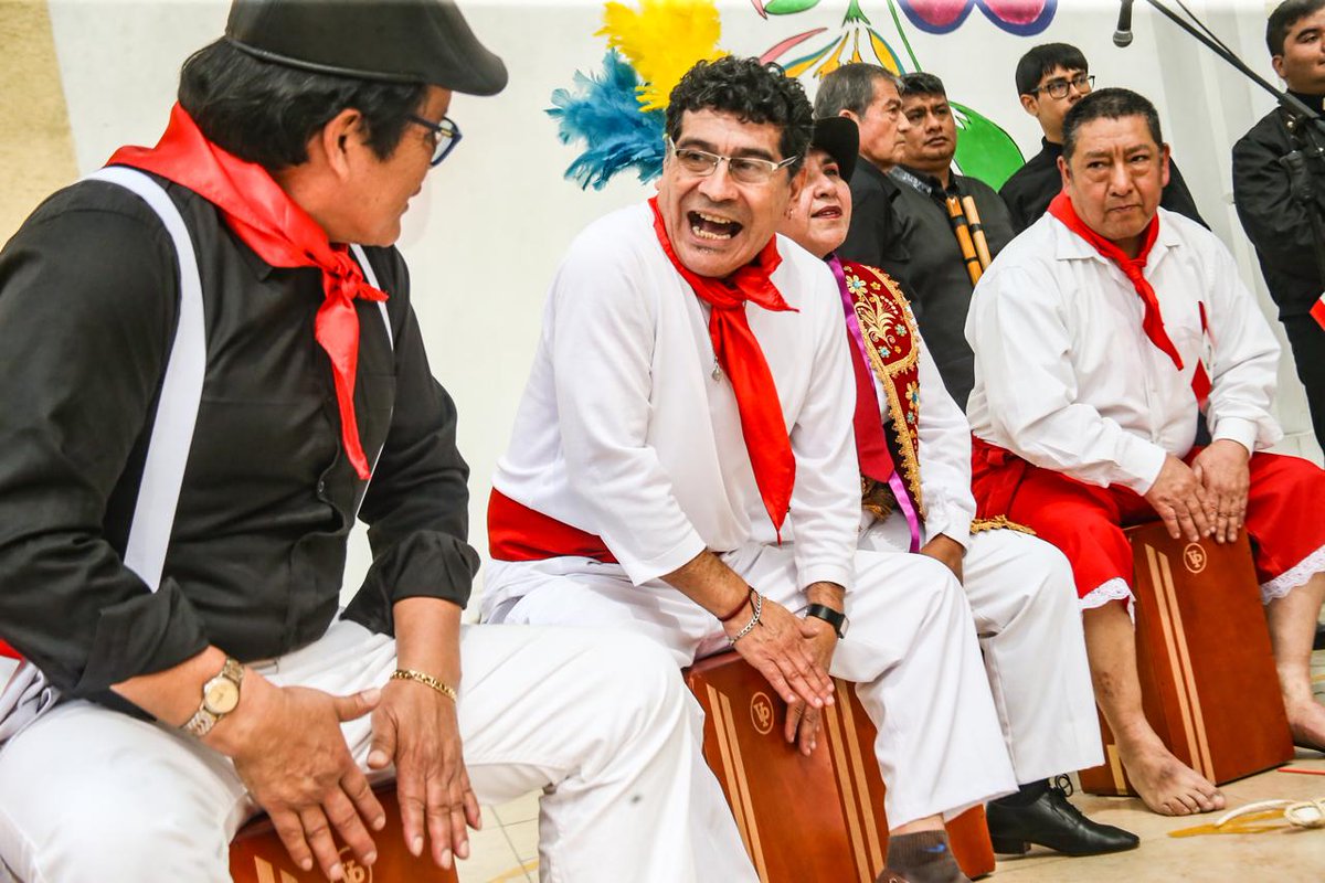 MineduPeru's tweet photo. Además, los estudiantes de secundaria técnica accederán a un título de auxiliar técnico al egresar y quienes lleven talleres técnicos validarán sus aprendizajes con certificados modulares en los CETPRO. A esto se suma #BecaTec para que más jóvenes estudien en CETPRO e institutos. https://t.co/XpxNMTeQEf