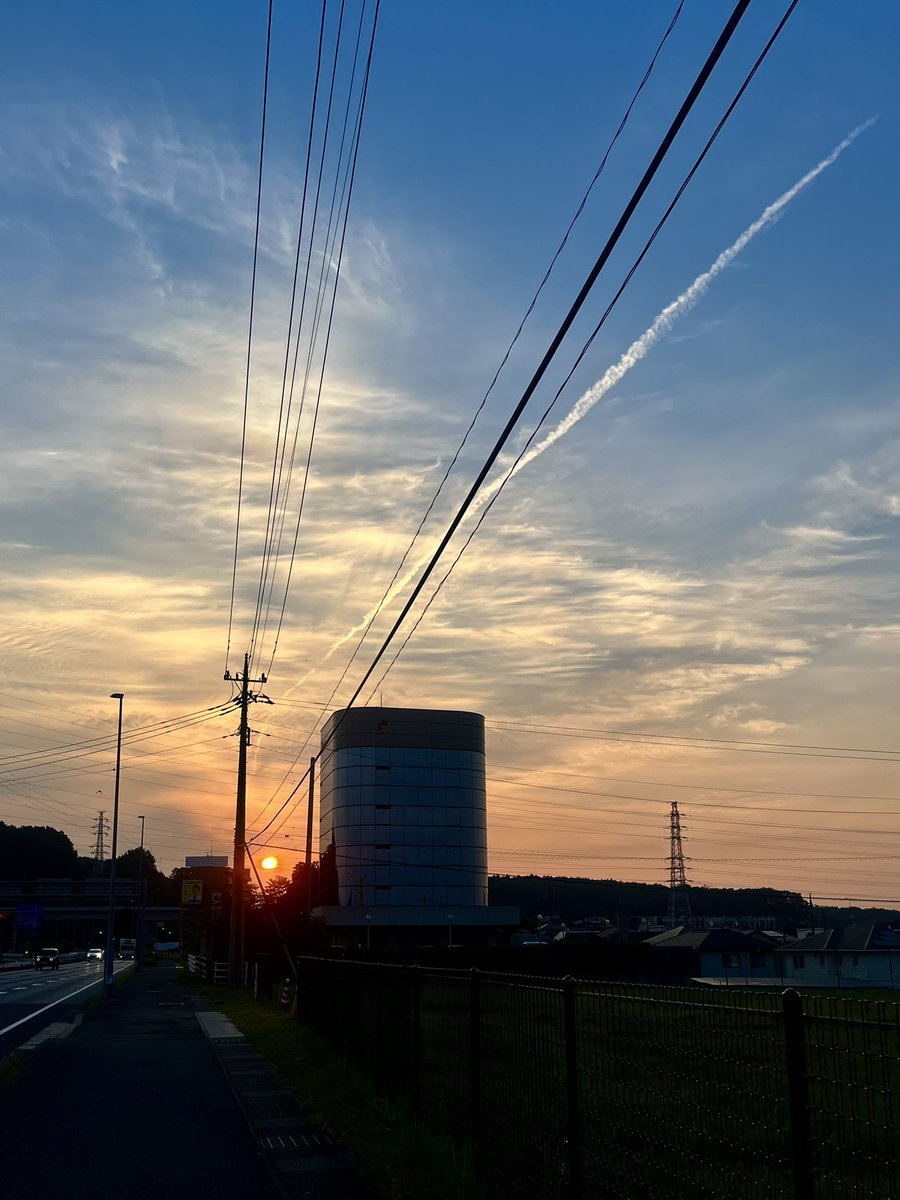今朝の朝日は琥珀色。

光に向かって走っていたら、ここXのタイムラインにいました。

まるで別世界のような、安らぎの空間。
素敵な仲間。

心地いいですね。

暑さでちょっとネジが緩んだ私でした。

　　　　　(*´▽｀)ﾉﾉ
#感謝 #朝ラン