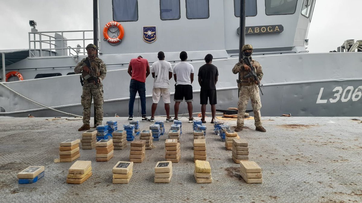 aeronavalpanama's tweet image. 🚨 Bajo el #PlanFirmeza y junto a @PGN_PANAMA, en el marco de la #OperaciónEscudoProtector, incautamos 137 paquetes de presunta droga, una embarcación y aprehendimos a 4 ciudadanos en el sur de Punta Coco.
#LuchandoContraElNarcotráfico
#FuerzaAeronaval