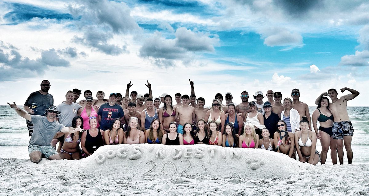 Bulldogs taking over Destin! Awesome senior trip! ⁦<a href="/OFallsAB/">OF Athletic Boosters</a>⁩ ⁦<a href="/OFfootball1/">OFfootball</a>⁩