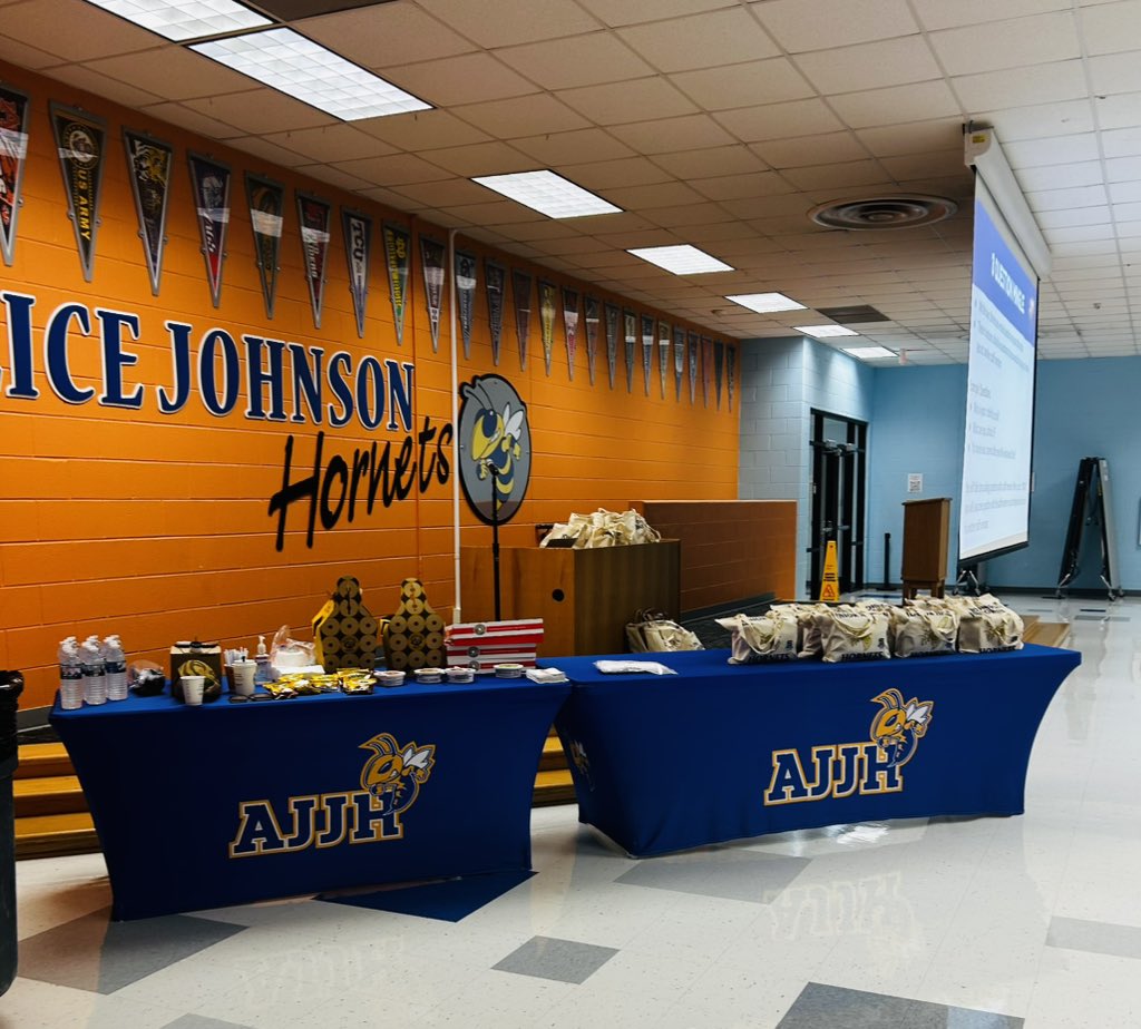AliceJohnsonJrH's tweet image. Yesterday we spent time with some our new Hornets! We are excited to welcome our new staff to campus. Going to be an exciting school year! ππ #HornetNation
