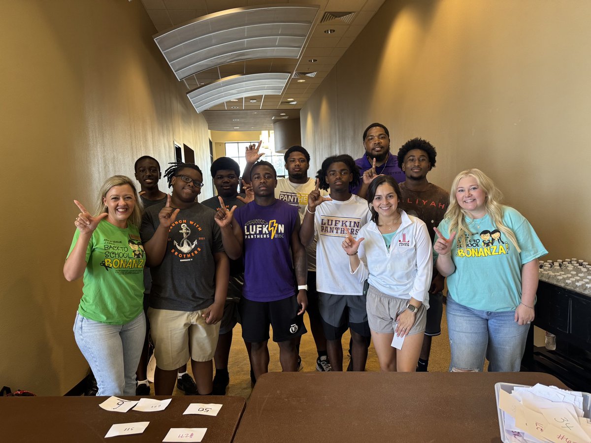 abseckLPFB's tweet image. Proud of our kids for serving at the Junior League Of Lufkin: Back To School Bonanza! Giving back! #onthatmission #LufkinU