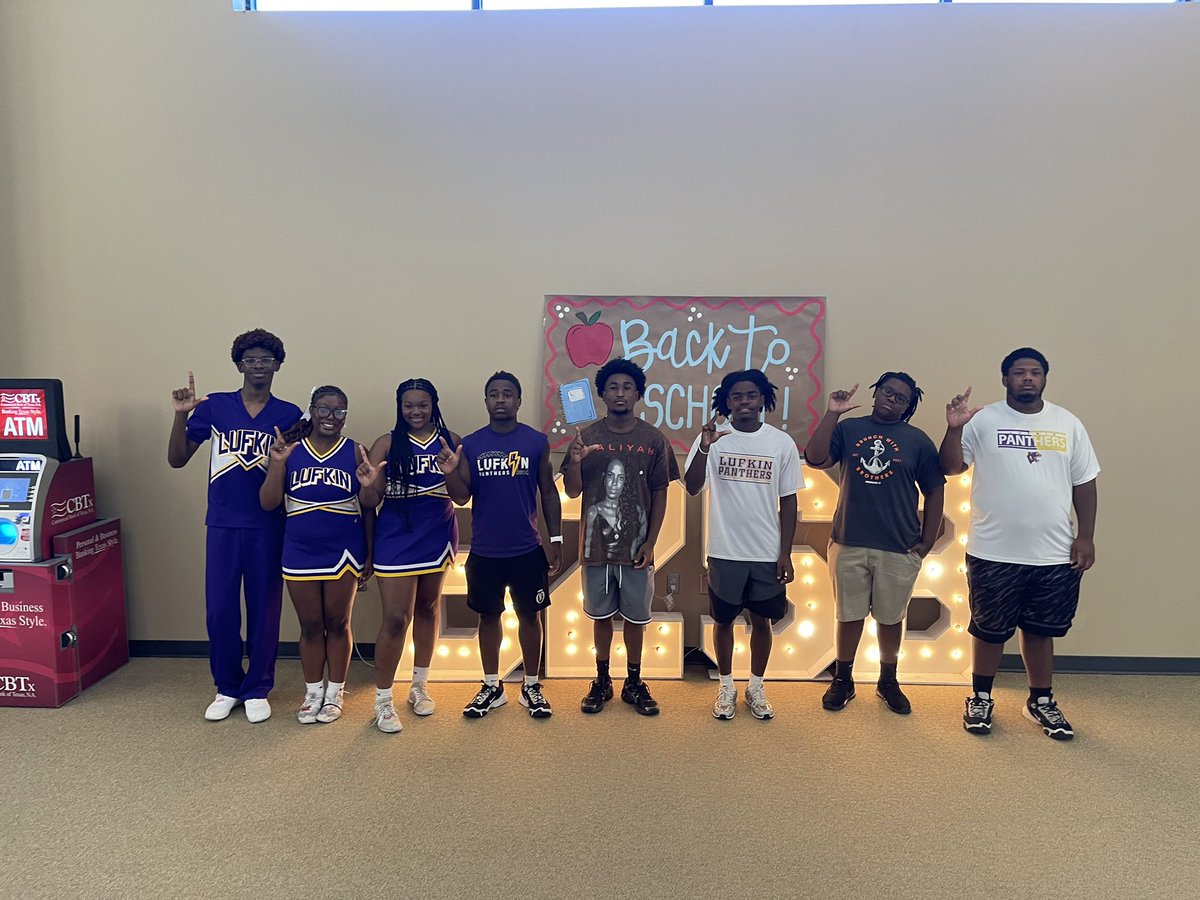 abseckLPFB's tweet image. Proud of our kids for serving at the Junior League Of Lufkin: Back To School Bonanza! Giving back! #onthatmission #LufkinU