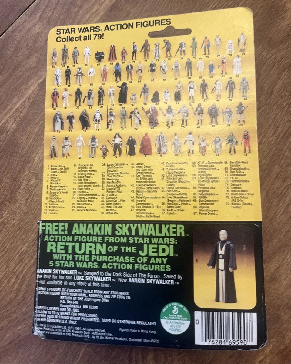 PadawanCollects's tweet image. Chewbacca was first released in 1978 for the Early Bird Certificate Action Figure Set along with r2-D2, Luke Skywalker, and Princess Leia, making Chewy one of the first Star Wars figures ever released. Shown: 1984 ROTJ 79B Cardback
#retrotoys