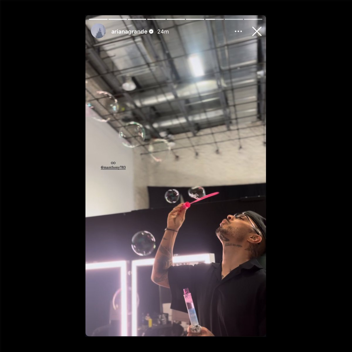 AriGrandeStats's tweet image. 👀 Ariana Grande is currently shooting something with her team as seen in her latest Instagram stories.