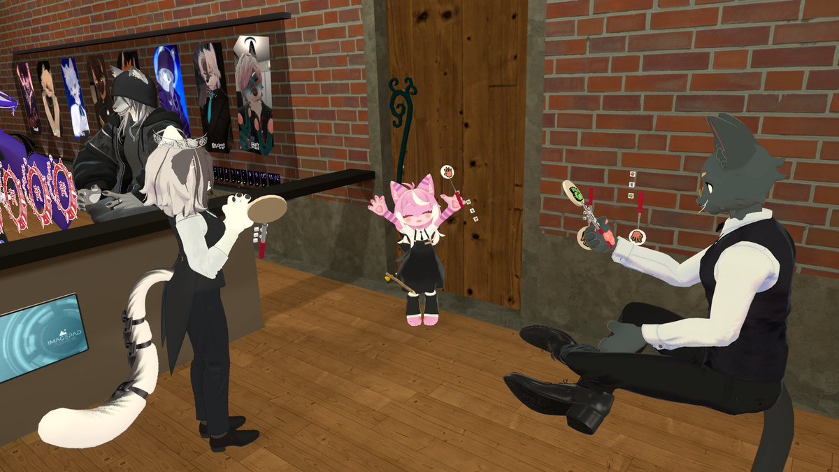 kowinuko's tweet image. 昨晩もご来店ありがとうございました。
7月より飾られていた短冊ですが、実は今回何人かは裏に2つ目の願いが追加されていました。
#ケモノBarTAME