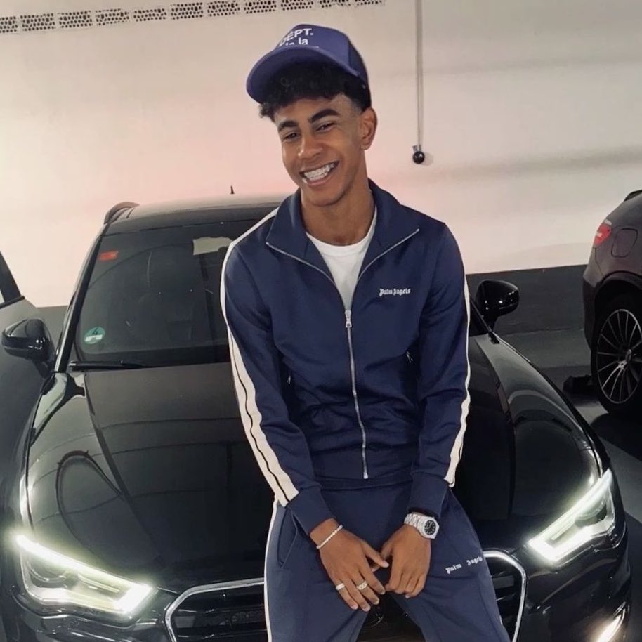 Yamal_Xtra's tweet image. Lamine Yamal decided to get his driver’s license in Cuenca at the Cañada driving school, which allows students to earn a license in just 15 days. 🚗
The method is simple but intense: eight days for the theory portion and seven for the practical.
The schedule is…