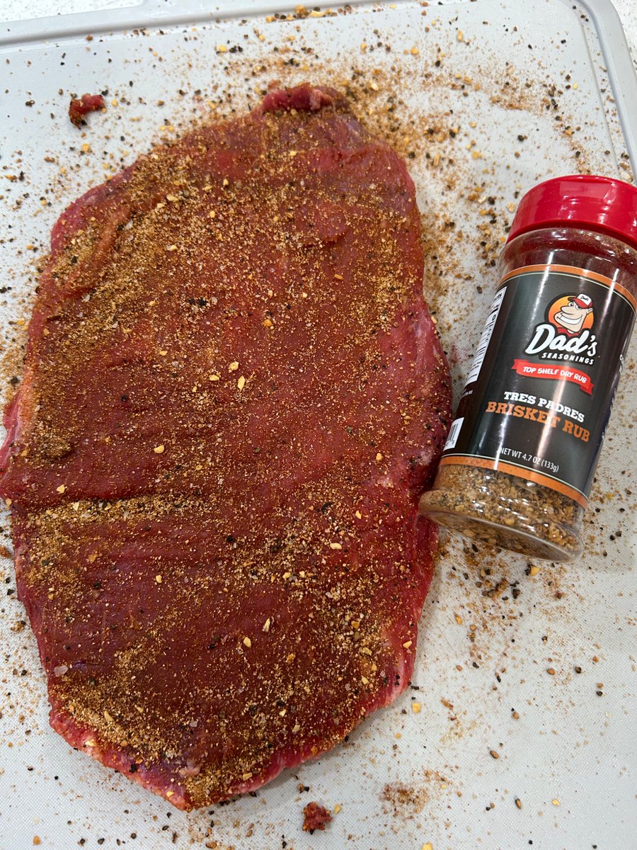GrillsAlotDano's tweet image. Bought 4 flanks steaks for tomorrow’s dinner on my kickass flat stone 😂
A nice coating of @DadsSeasonings Brisket rub. Then using Emeril Lagasse’s flank steak marinade recipe.