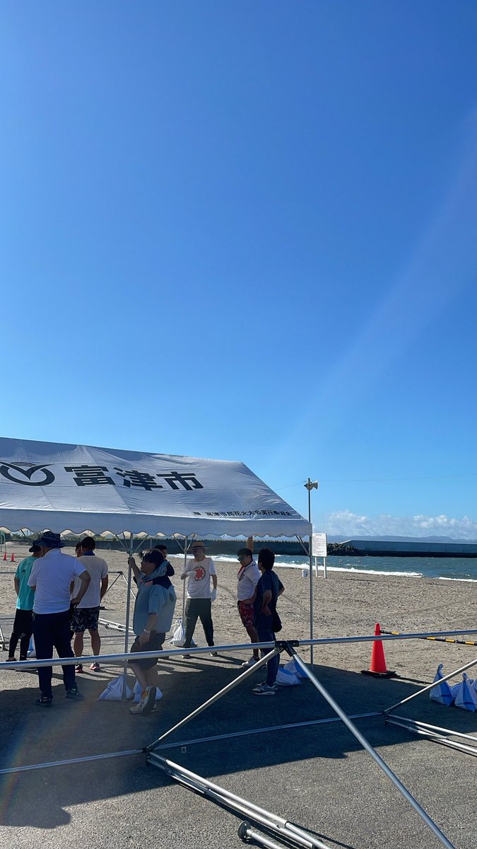 FuttsuA's tweet photo. 花火大会開催に向けて会場設営中。

天気は快晴。海辺は風が強めに吹いています。花火打ち上げ前にはおさまることを願います。 https://t.co/aPcVad9CTb