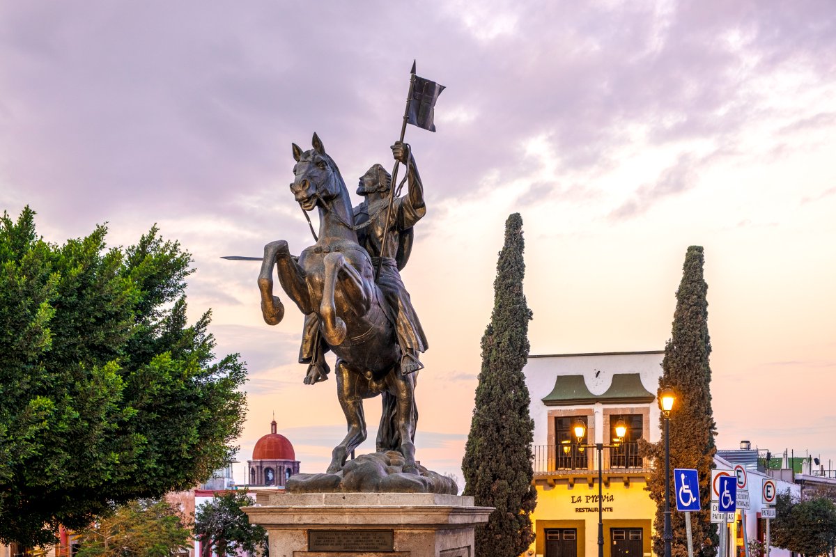 asomarte's tweet image. ¡Feliz 494 aniversario, Santiago de Querétaro!
Hoy se conmemora un año más de la fundación de la capital queretana, cuyo nombre lleva el del famoso apóstol que ha heredado también a más de un centenar de lugares alrededor del mundo.
👇
asomarte.com/revista/cat/8/…