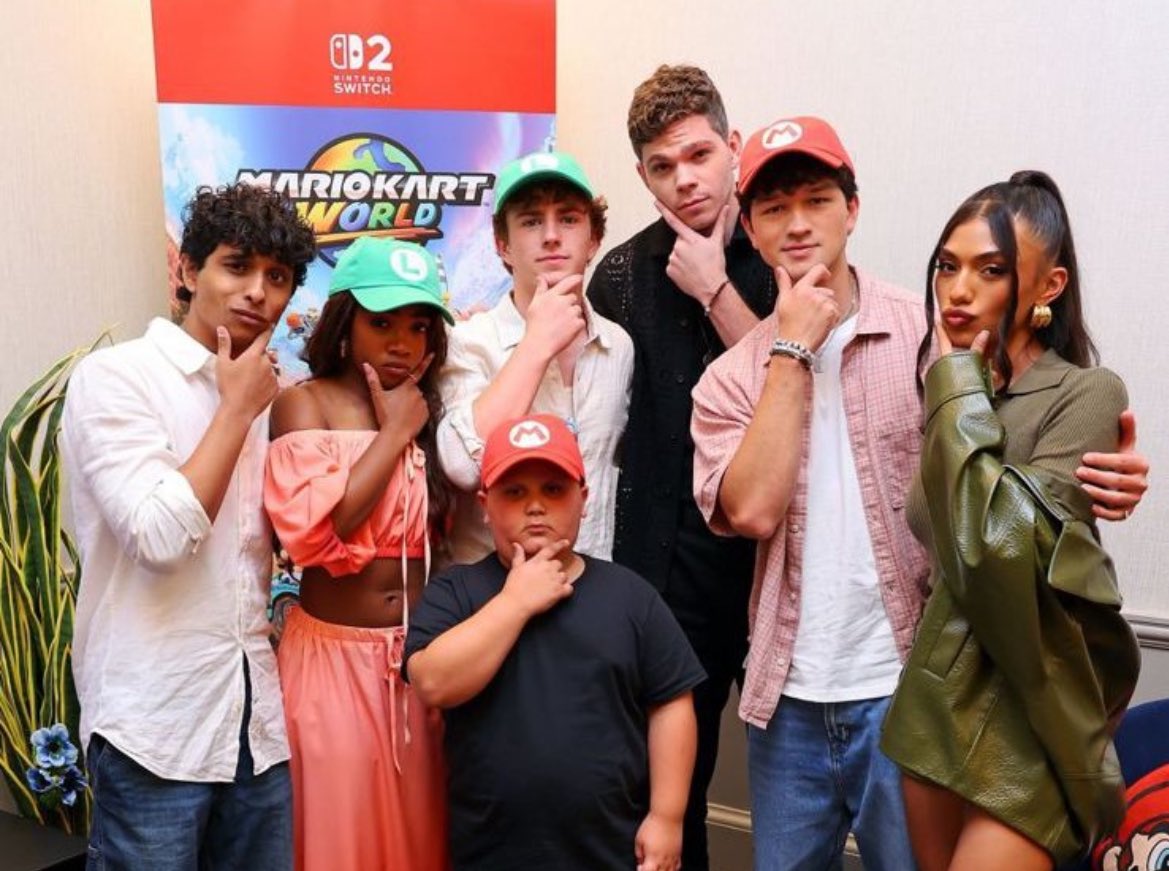 bushnellthinker's tweet image. charlie with his cast-mates at san diego comic con!