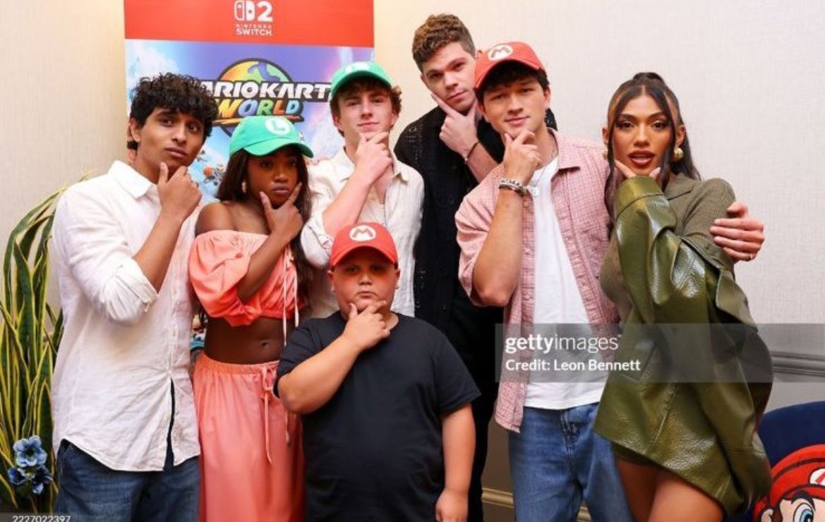 bushnellthinker's tweet image. charlie with his cast-mates at san diego comic con!