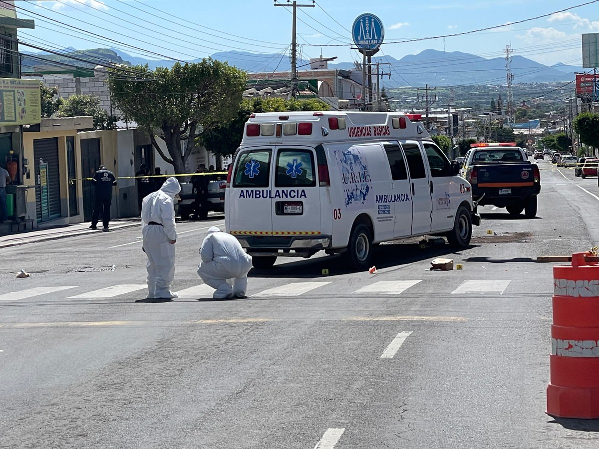 AlertaQro's tweet image. #AlertaSucesos | 🖤🕊️ Mūerê motociclista tras chocar 💥🏍️ con una ambulancia 🚨🚑en #SanJuandelRío
⛑️🚑La ambulancia iba rumbo a una emergencia cuando fue impactada por la motocicleta que circulaba a gran velocidad🛣️🚓⚠️
La información aquí 👇
wp.me/p8iMZT-XkP