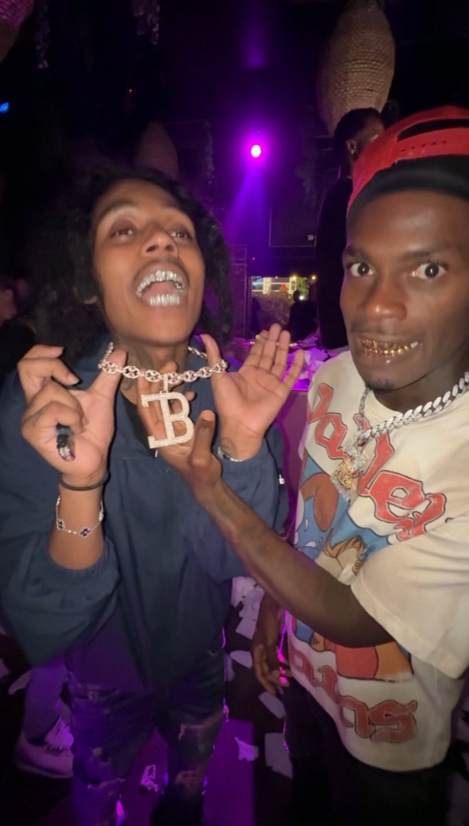 StevenJoLive's tweet photo. Chain snatcher almost snatches NY drill rapper chain in the club #dthang #chainsnatcher 😱🤯 https://t.co/Bu96pOzhVz