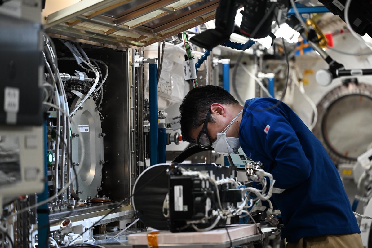 Astro_Onishi's tweet image. 地上とは何かと勝手が異なる宇宙での実験で、トラブルを完全に防ぐことは難しいです。
トラブルが発生した時こそ、これまでのきぼうの運用で培ってきた経験を活かし、地上の管制官と宇宙飛行士が力を合わせることが重要です。今日は地上からの指示に従って、固体燃焼実験装置の不具合対処を行いました