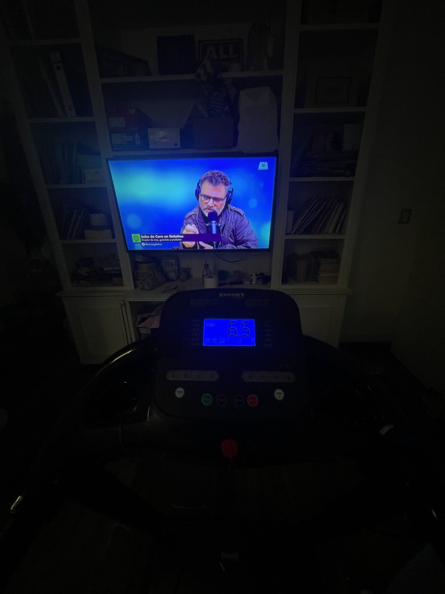 burbufag's tweet image. Mi madre se compro una caminadora y arranque usarla mientras escucho un podcast. Lamentablemente evolucione a vieja cheta.