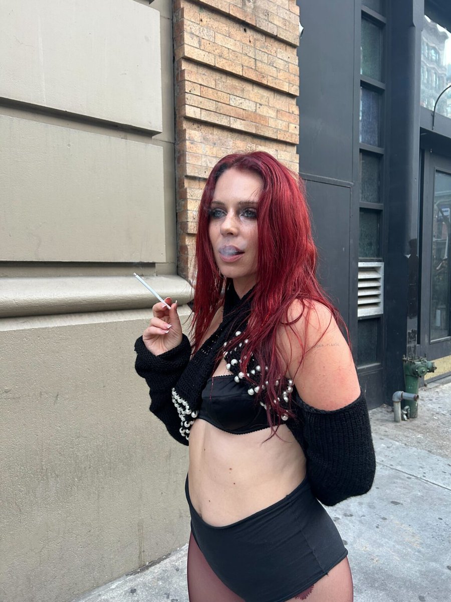 rosegraybr's tweet image. 🌀 As favoritas da nossa cantora favorita!
Em conversa com a lendária revista Interview, Rose Gray falou sobre suas garotas do pop favoritas no momento: Kesha, Addison Rae e Charli XCX.