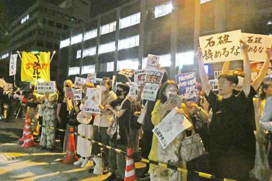 magosaki_ukeru's tweet image. 「石破辞めるな」デモ参加者 参政党と高市の〝混沌タッグ〟警戒、首相官邸前1200人。男性”石破氏100点満点中30点。でも、石破氏を引きずり降ろそうとしている麻生や岸田、菅、政権握りたい高市早苗に比べたらよっぽどマシ高市氏に首相になってもらいたくない」(東スポ)