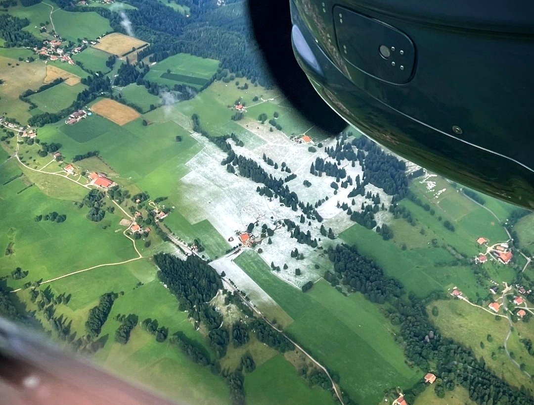 StormchaserNL's tweet image. 🌩 Een zware hagelbui trof donderdag het dorp Les Bois, in de Jura (Zwitserland). Lokaal viel een laag ijs van tientallen centimeters dik! Vrijdagochtend was de hagel vanuit het vliegtuig nog steeds zichtbaar... ronduit bijzonder beeld!
Credits Tom Rufer (via SrfMeteo) 👇🏻