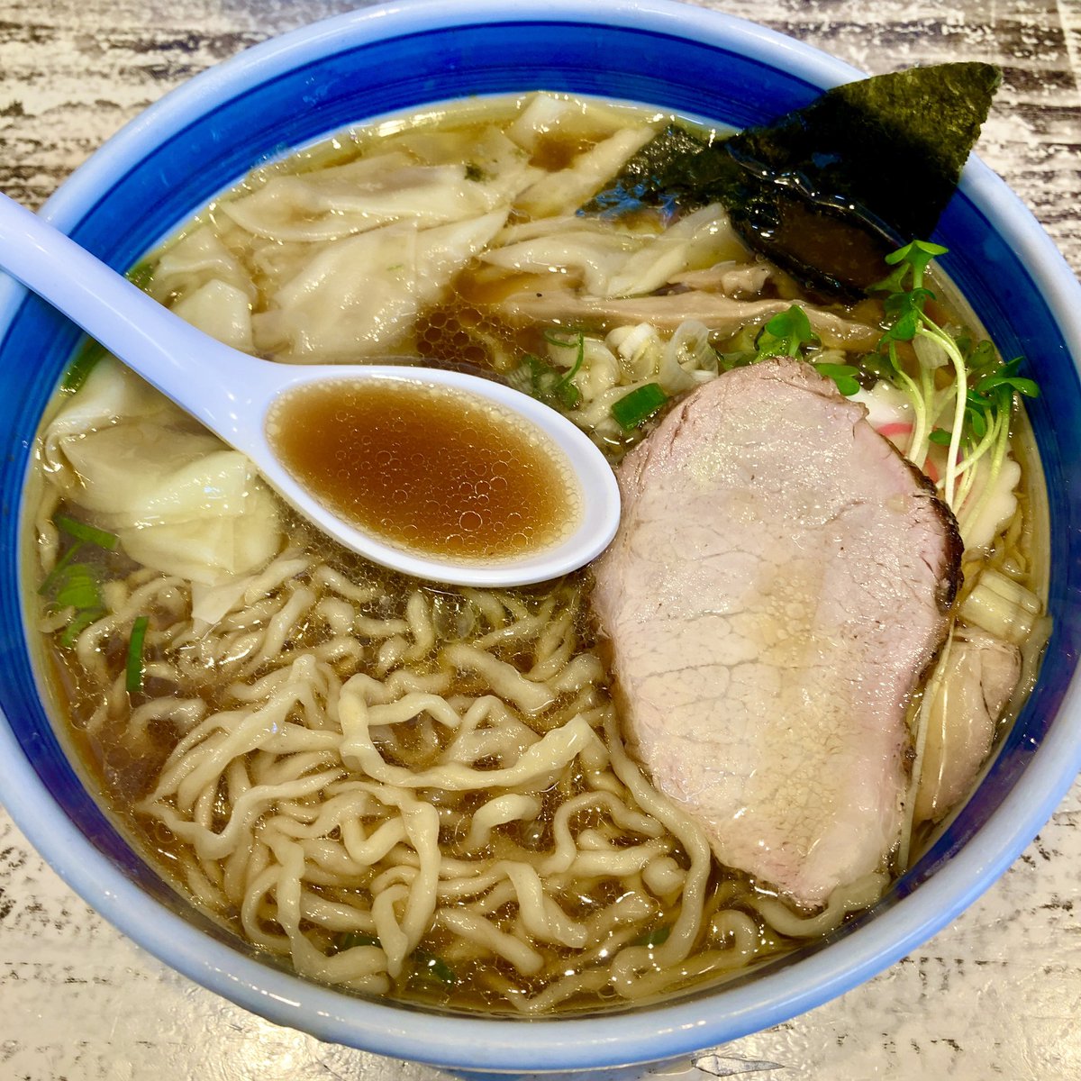 hachi54273739's tweet photo. 宇都宮市 手打ち中華こころで朝ラー😊
ワンタン麺🍜

久しぶりに白河ラーメンを求めママチャリでルンルンしながら訪麺😄
歯応えの良いチュルチュルの縮れ麺にコク旨のスープがよく絡み旨いな〜😍
燻製の香豊かな叉焼やワンタンも👍
旨い一杯ご馳走様でした🙏 https://t.co/O7ZJNGfMoI