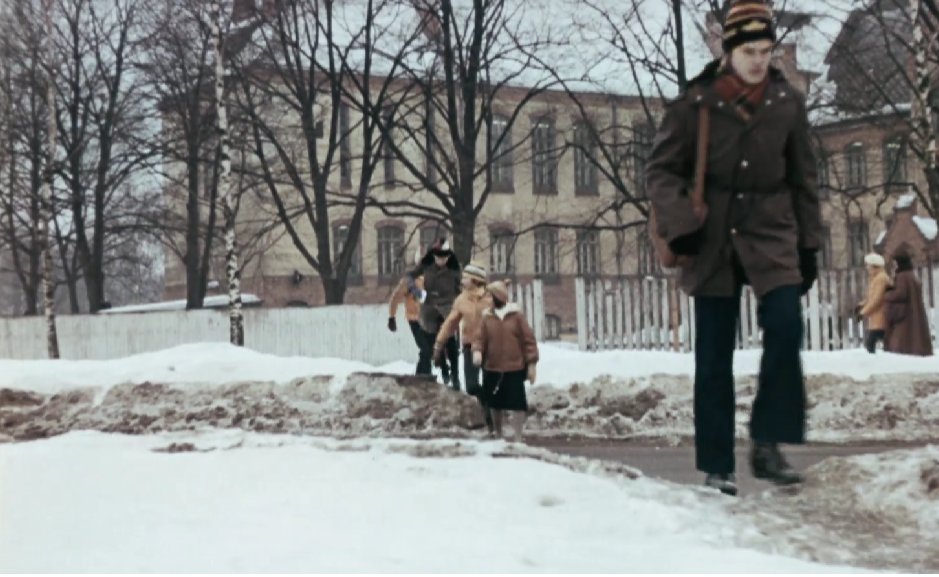 BaibaBicena's tweet photo. Vēl dažas dienas Replay var skatīties filmas "Mana ģimene" (1982.g.) 2. sēriju. Kā piesnidzis Torņakalns un Čiekurkalns! Iztaisīju ekrānuzņēmumus. Vietas var labi atpazīt https://t.co/sFHQeluCYw