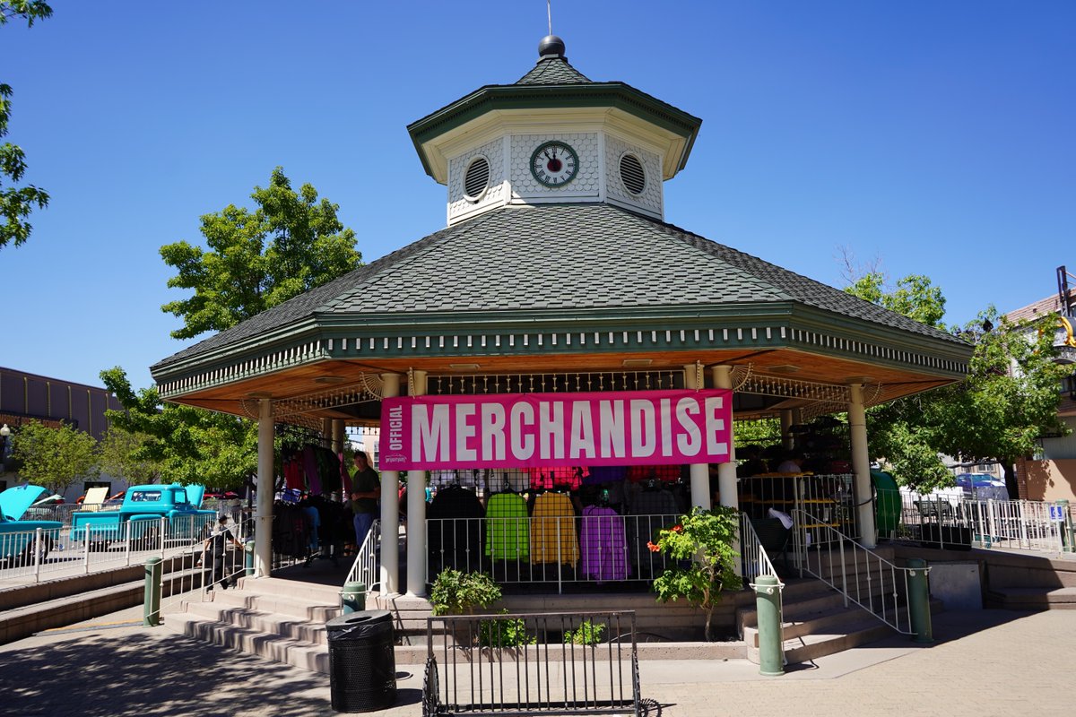 Ready to gear up at #HAN2025?
🎟 Heads up: All merch purchases are card only — so leave the cash at home and bring that plastic (or tap-to-pay)!
👉 Where do you find merch? Filter by MERCHANDISE on the event schedule: hotaugustnights.net/event-schedule/

📸 Jaymee Smith—@leoliagoldcreative