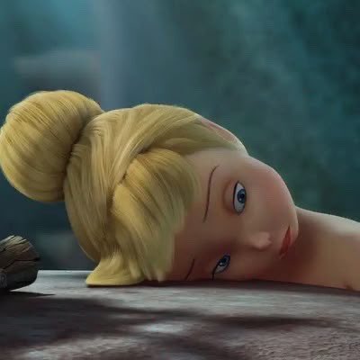 phwebe's tweet image. eu quero ir tomar banho só que tá chovendo muito e caindo muito raio PQP