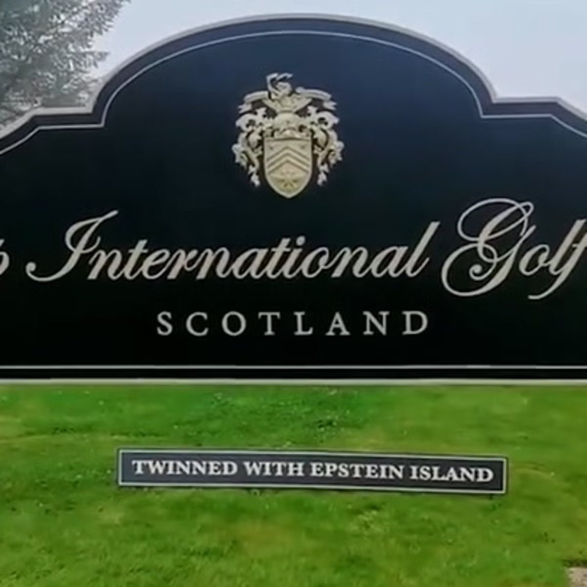Remoner4Life's tweet image. Whoever did this is a national fucking hero. #TrumpIsAPedoRapist
#TrumpEpsteinPedoFiles
#TrumpEpsteinCoverup
#GhislaineMaxwell
#Turnberry
#Scotland