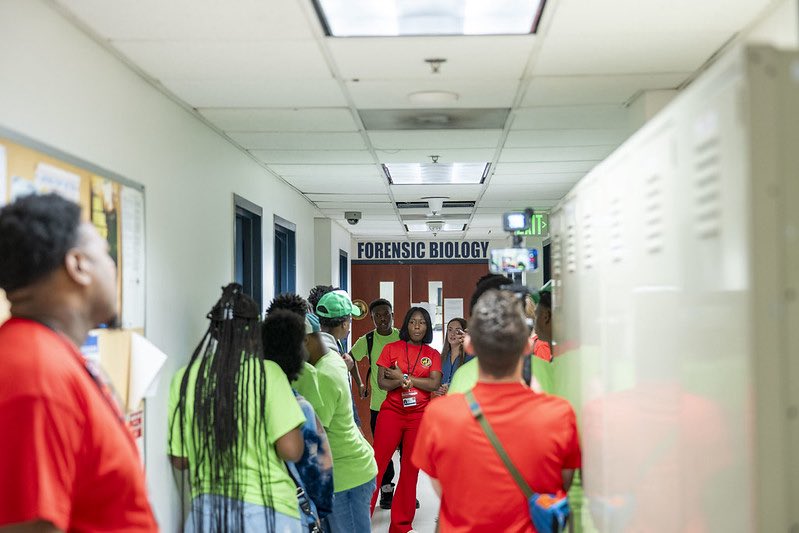 BaltimorePolice's tweet image. BPD recently welcomed youth workers from across the Department, City Council & the Mayor's Office for a special tour of Police Headquarters, including a behind-the-scenes look at our Crime Lab. #YouthEngagement #CommunityPolicing
facebook.com/share/p/1AyPmc…