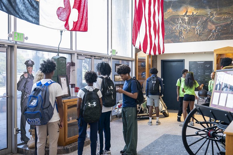 BaltimorePolice's tweet image. BPD recently welcomed youth workers from across the Department, City Council & the Mayor's Office for a special tour of Police Headquarters, including a behind-the-scenes look at our Crime Lab. #YouthEngagement #CommunityPolicing
facebook.com/share/p/1AyPmc…