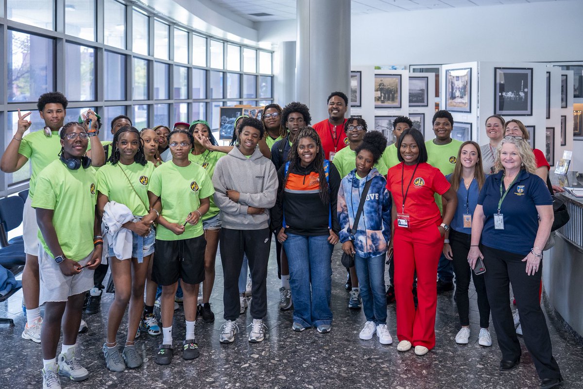 BaltimorePolice's tweet image. BPD recently welcomed youth workers from across the Department, City Council & the Mayor's Office for a special tour of Police Headquarters, including a behind-the-scenes look at our Crime Lab. #YouthEngagement #CommunityPolicing
facebook.com/share/p/1AyPmc…