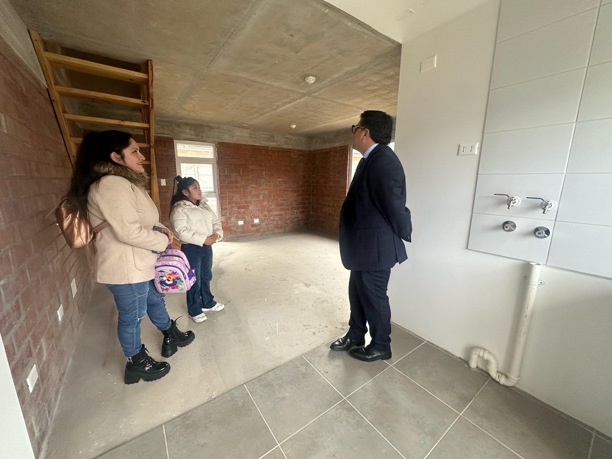 ¡Con la meta superada, seguimos entregando calidad de vida a las maulinas y maulinos!

Delegado Humberto Aqueveque junto al seremi <a href="/minvumaule/">Minvu Maule</a>, Pablo Campos, encabezó en Cauquenes la entrega de 150 viviendas del Conjunto Habitacional Villa Avelina.