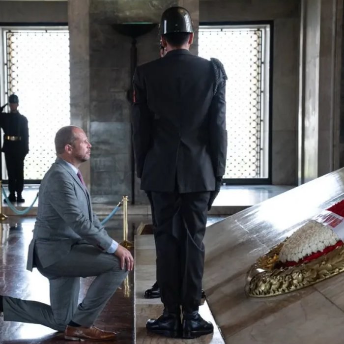 Belçika Savunma Bakanı Theo Francken:
"Atatürk, Türk halkına güvenli sınırlar, modern bir laik anayasa ve hukukun üstünlüğünü sağlayan büyük bir devlet adamıydı."
Halen Atatürk'ün kıymetini bilmeyenler belki utanır. 

Hartelijk bedankt voor uw respect voor Atatürk <a href="/FranckenTheo/">Theo Francken</a>