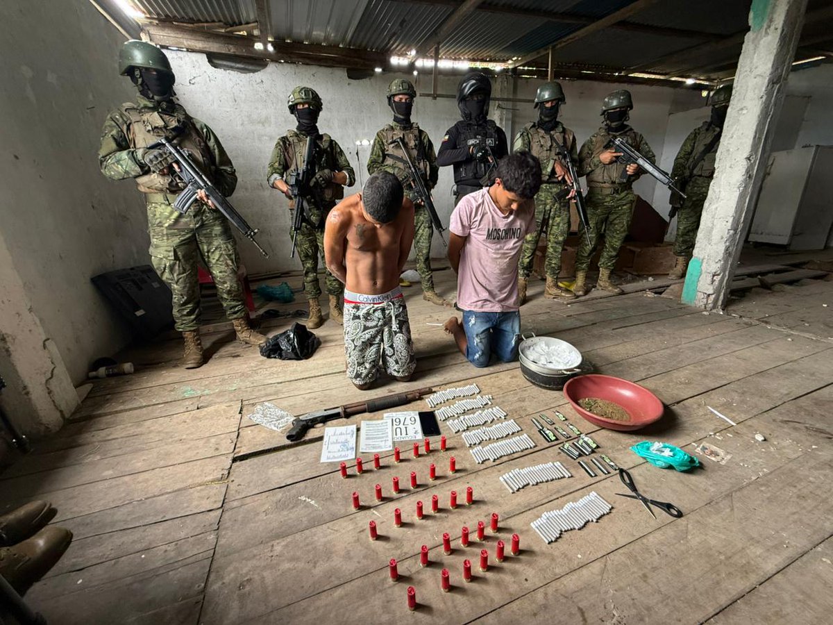 FFAAECUADOR's tweet image. 📌𝐋𝐚𝐬 𝐅𝐮𝐞𝐫𝐳𝐚𝐬 𝐀𝐫𝐦𝐚𝐝𝐚𝐬 𝐚𝐩𝐫𝐞𝐡𝐞𝐧𝐝𝐞𝐧 𝐚 𝐦𝐞𝐧𝐨𝐫𝐞𝐬 𝐝𝐞 𝐞𝐝𝐚𝐝 𝐜𝐨𝐧 𝐚𝐫𝐦𝐚, 𝐦𝐮𝐧𝐢𝐜𝐢𝐨𝐧𝐞𝐬 𝐲 𝐝𝐫𝐨𝐠𝐚 𝐞𝐧 𝐏𝐞𝐝𝐞𝐫𝐧𝐚𝐥𝐞𝐬📌

🔴#Manabí || Las Fuerzas Armadas a través del #BloqueDeSeguridad, durante operaciones de ámbito interno,…