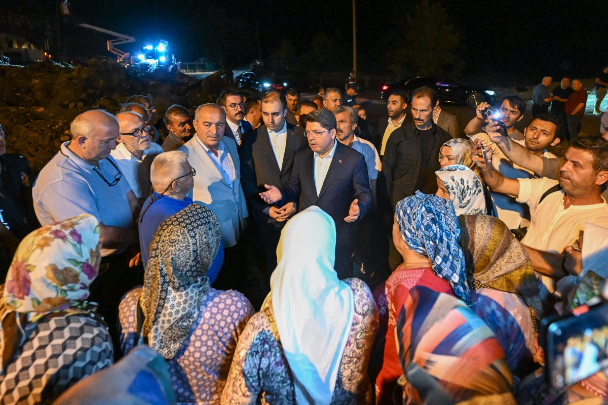 yilmaztunc's tweet image. Bartın’ın Ulus ilçesi Eldeş Köyümüzde çıkan yangından etkilenen hemşehrilerimizi ziyaret ederek geçmiş olsun dileklerimizi ilettik.

Ekiplerimizin hızlı ve etkili müdahalesi sayesinde yangın, ormanlık alana sıçramadan kontrol altına alındı.

Yangından zarar gören…