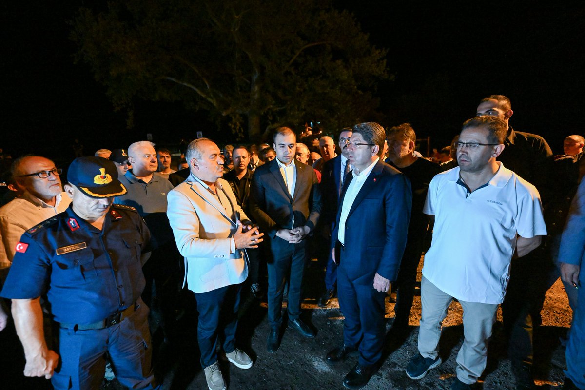 yilmaztunc's tweet image. Bartın’ın Ulus ilçesi Eldeş Köyümüzde çıkan yangından etkilenen hemşehrilerimizi ziyaret ederek geçmiş olsun dileklerimizi ilettik.

Ekiplerimizin hızlı ve etkili müdahalesi sayesinde yangın, ormanlık alana sıçramadan kontrol altına alındı.

Yangından zarar gören…