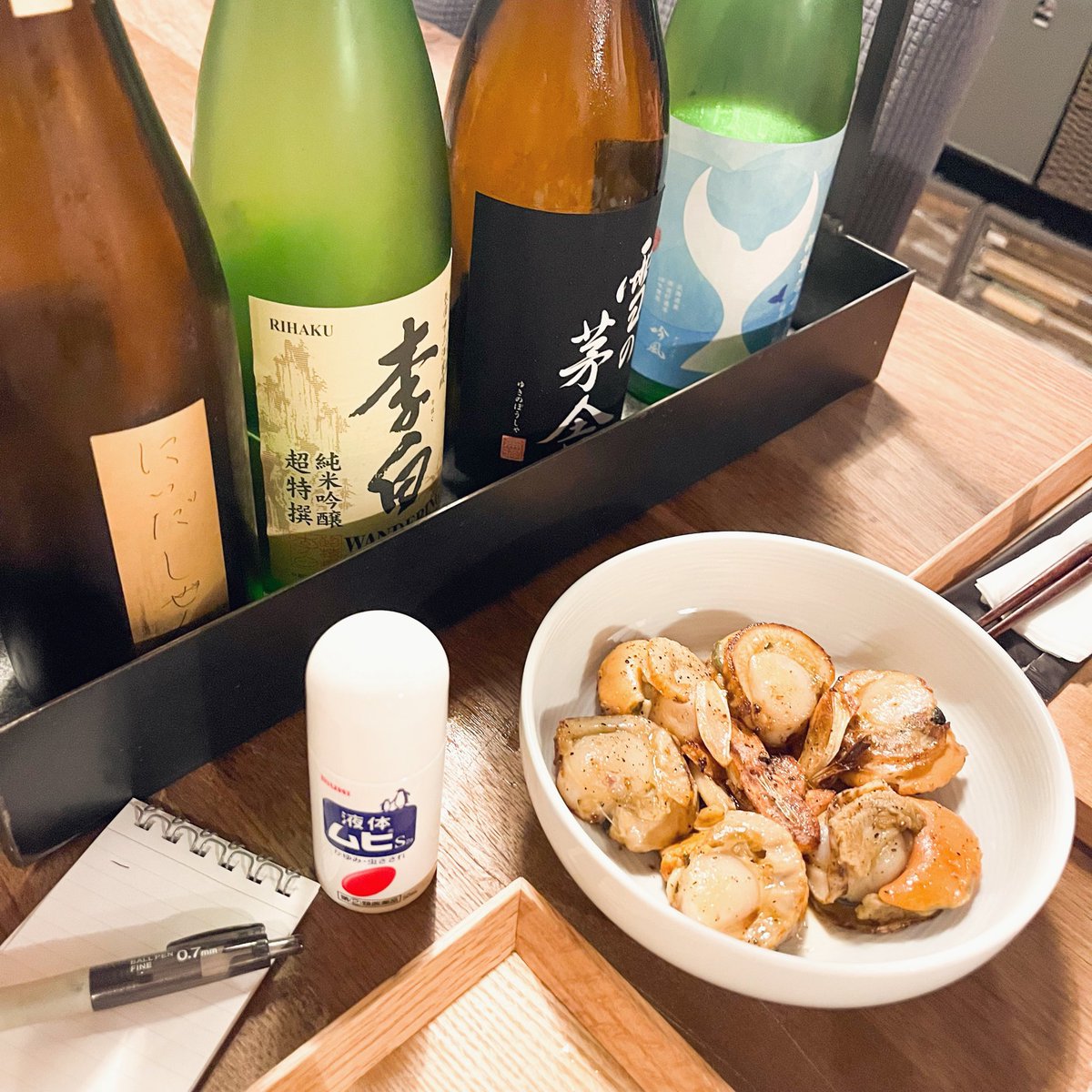 surumeikasuke's tweet image. 一杯500円で色んな日本酒飲ませてくれるこの居酒屋はおかしい(最高)
しかし入店した直後に蚊に二箇所刺された
これがおもてなしか
食べたかったホタテと店の人がくれた液体ムヒの写真