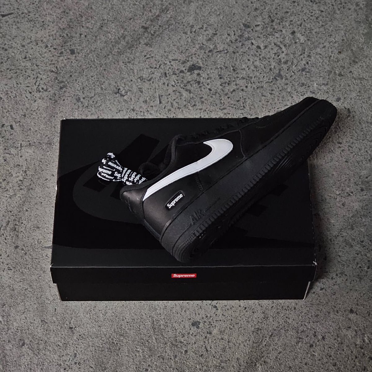 Mitsu_Aizawa's tweet image. Supreme x Nike Air Force 1 Low SP
"Black/White"
🗓️2025年秋発売予定
First Look📷が公開✨
#mmmリーク
