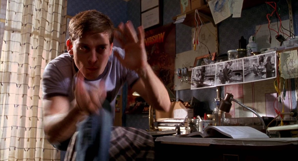 UnchartedRobbie's tweet image. UN MOMENTO ¿QUÉ PASÓ AHI? 👀🤯
Me acabo de dar cuenta de que el entrenamiento de Peter y sus telarañas en Spider-Man (2002) está compuesto por 2 escenas esencialmente distintas, me explico:
• La primera imagen es la primera escena de Peter lanzando sus telarañas en la película.…