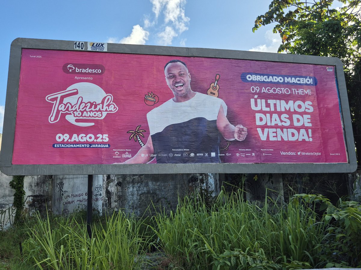 derikypereira's tweet photo. Ontem, um senhor parou em frente a este outdoor e eu tava perto arrumando minha bolsa. Ele me parou e disse: "Quem é este homem na foto?" E eu disse que era o Thiaguinho.

Ele agradeceu, mas ficou ligeiramente indignado que "o anúncio tem tudo, MENOS o nome do cara."

Ele até questionou se estava sendo ranzinza. Eu disse que não, pois concordo. Mesmo conhecendo o cantor, não tem o nome dele em nenhum canto, gente. E encerrou dizendo: "sem o nome ele até pode não conseguir atrair novos públicos. Eu achei que o nome dele era Tardezinha" (nessa hora eu ri, não resisti).

O que acham? 👀