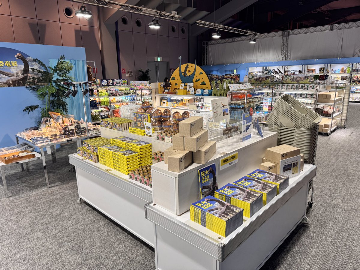 giantdinos_ex's tweet image. 【🦕大阪展情報🦖】
グッズコーナーで5000円(税込)以上をお買い上げの方には、
B3ワイドサイズのポスターをプレゼント🎁
数に限りがありますので無くなり次第、終了となります🙇
ご来場の記念にグッズコーナーもゆっくりご覧ください☺️
#巨大恐竜展2025
#恐竜 #大阪南港ATCホール