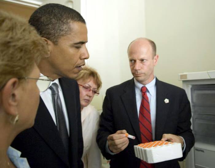 j_reb36770's tweet image. Flashback to Ukraine, 2005:
Senator Obama inspects abandoned biological facilities in Ukraine, that would eventually be turned into US-funded facilities via the DTRA.
USAID began GoF research in Ukraine in 2014, during Obama’s presidency…
Deepest and darkest of rabbit holes.