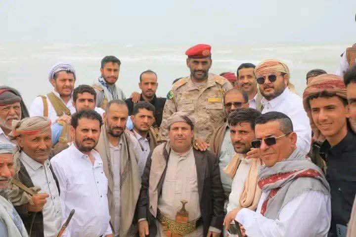 حتى اللحظة نتعامل مع الموقف باسم الدولة 

قائد محور الغيضة يستقبل مشائخ ووجها الحيمة . وهم اولياء دم الشهيد عبدالله الحيمي الذي استشهد بكمين الغدر 
من قبل المتحوث الزايدي ومرافقيه.
وطالب ابناء الحيمة بسرعة تنفيذ القصاص بحق مرتكبي الجريمة .
