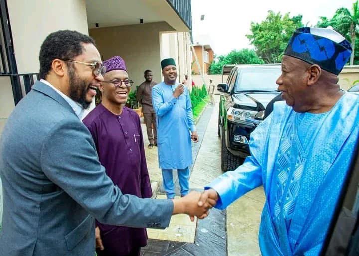 Barde6767's tweet image. Tsohon Gwamnan Jihar Kano Dr Abdulllahi Umar Ganduje ya Ziyarci Tsohon Gwamnan jihar Kaduna Malam Nasiru @elrufai a Gidansa Dake Abuja.