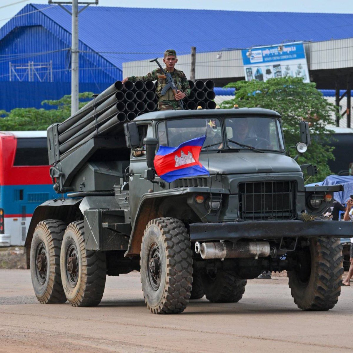 Eldruso's tweet image. 🇰🇭🇹🇭 Lanzacohetes múltiple BM-21 del Ejército Real de Camboya en la provincia de Oddar Mean Chey, fronteriza con Tailandia.