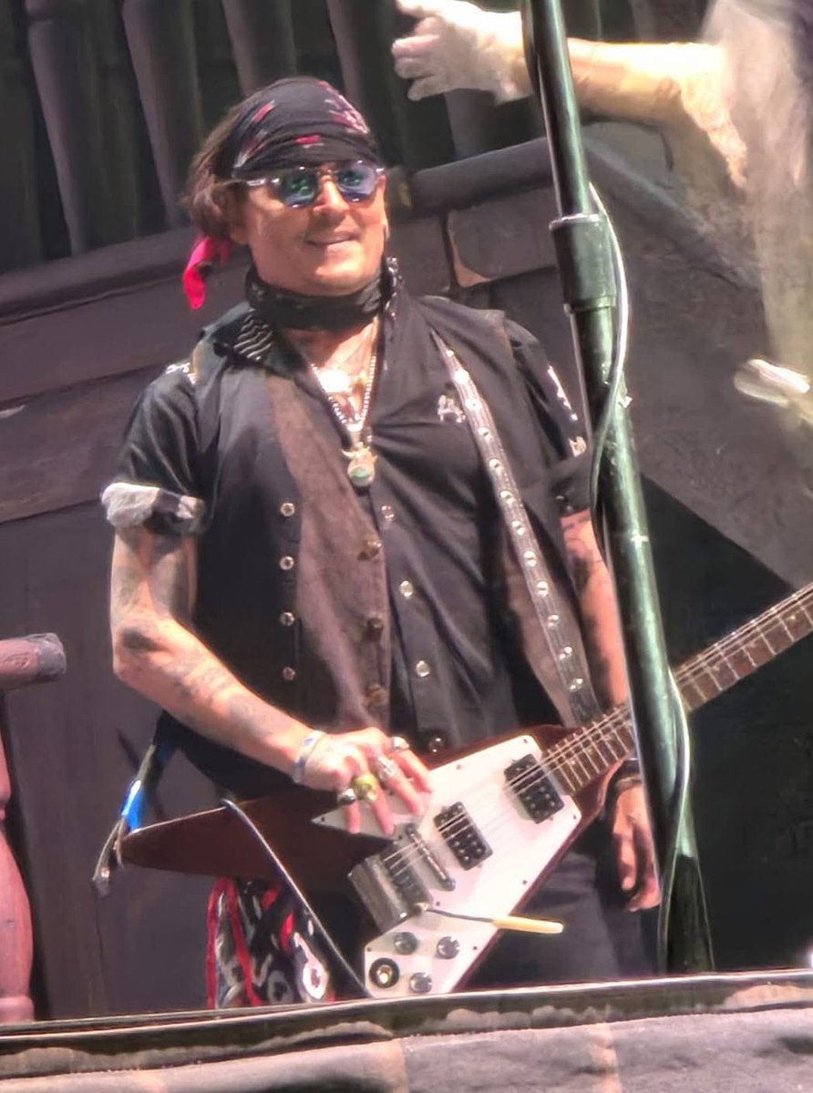 loolidepp's tweet image. New photos of #JohnnyDepp with @DisVicious1 in cover βParanoidβ for Ozzy Osbourne at the O2 Arena in London on 25 July 2025 β€οΈ
Credit to Fiona Freeman FB β€οΈ